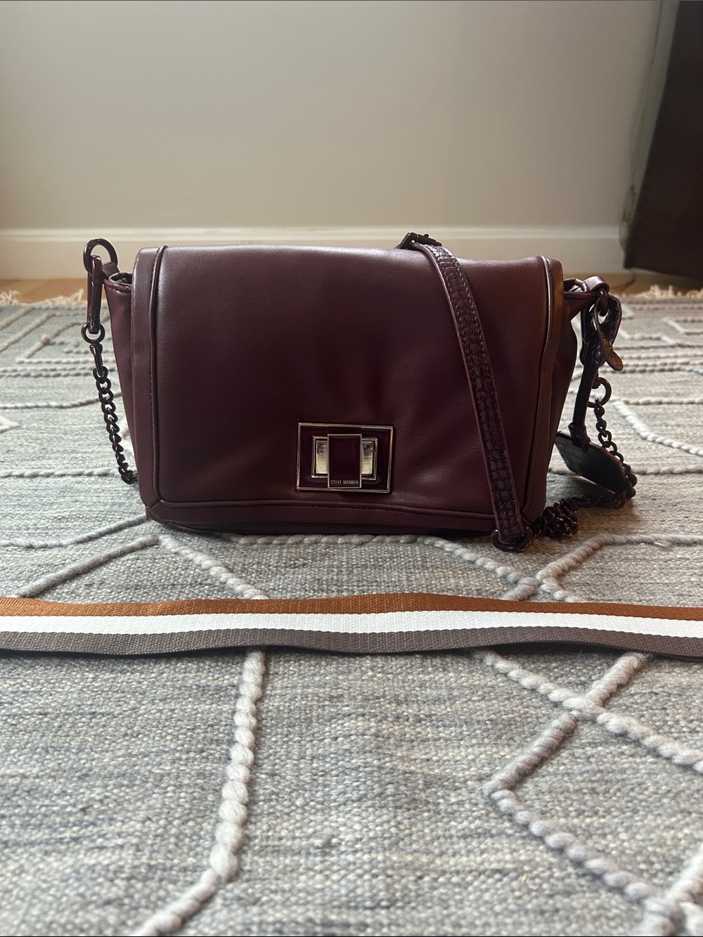 Steve Madden Burgundy Vegan Leather Crossbody/Shoulder Bag w 2 Removable Straps - Picture 4 of 16